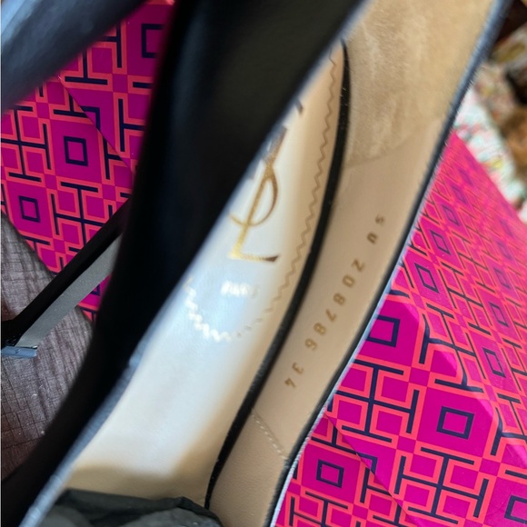 Yves Saint Laurent black leather heels in excellent conditions! Size 34.5/4.5 - Picture 2 of 10